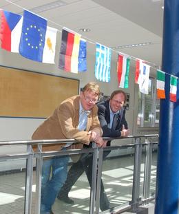 Unter den Flaggen Europas: Schulleiter Andreas Weber und sein Stellvertreter Christoph Grunewald.